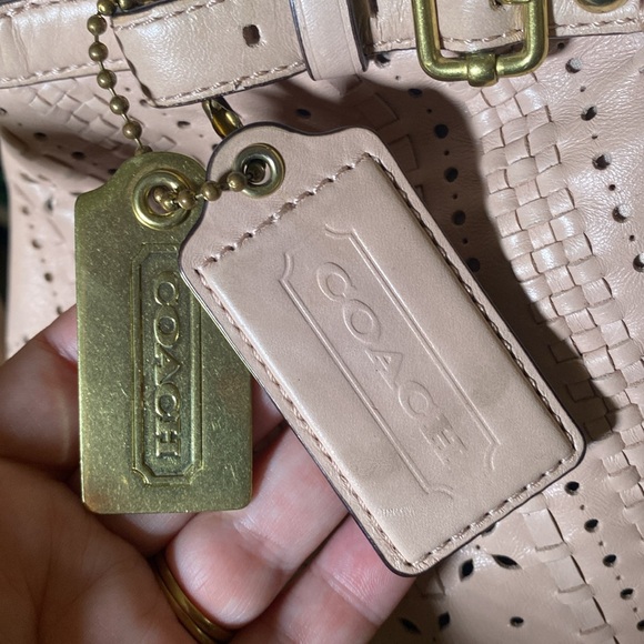 Coach blush pink shoulder bag. This bag is fire!! Pink and brass ❤️🔥 - Picture 3 of 16